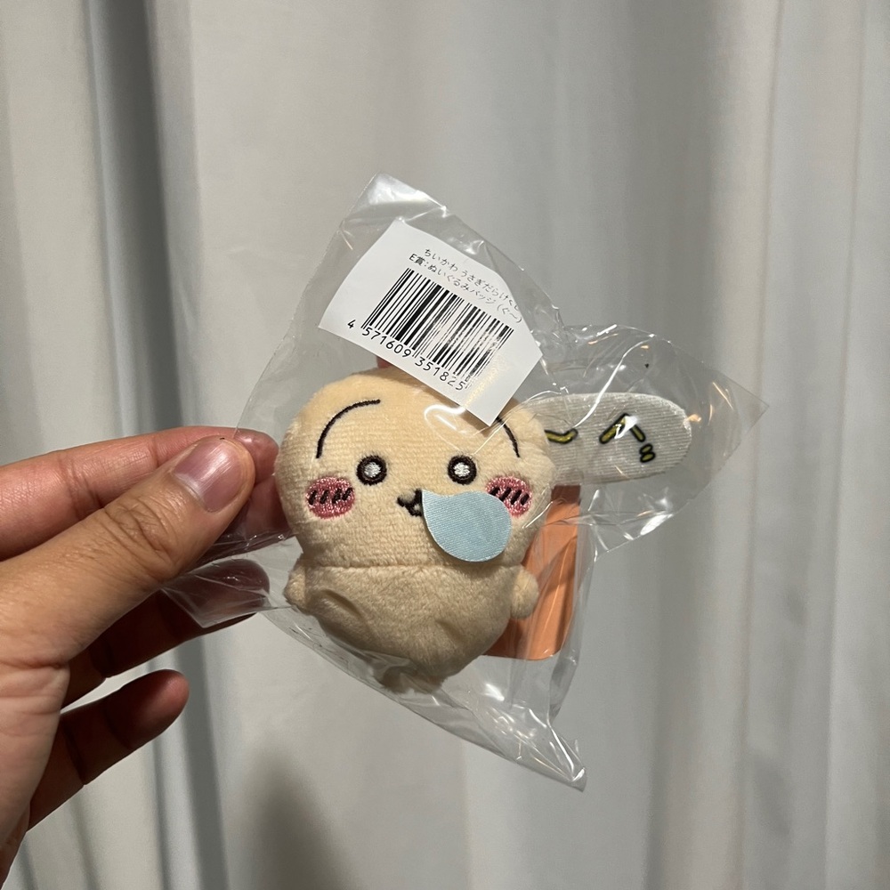 CHIIKAWA USAGI | PLUSH PIN BADGE
